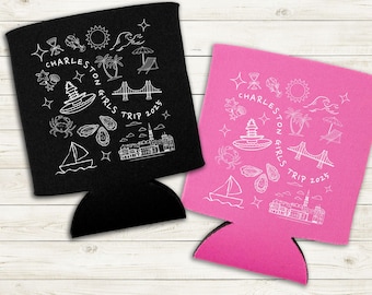 Könnte beinhalten: Zwei Getränkeisolatoren, einer schwarz und einer rosa, mit weißen Strichzeichnungen. Die Designs umfassen eine Sonne, Wellen, Palmen, eine Brücke und den Text "CHARLESTON GIRLS TRIP 2025".