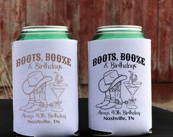 Boots Booze Geburtstag Nashville personalisierte Dosenkühler, Country Party Favor, Western Party Theme, Dosenhalter, Cowgirl Getränkehülle