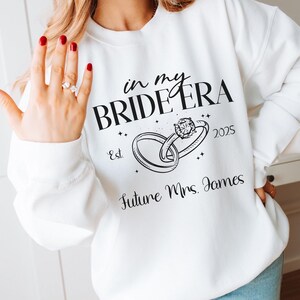In My Bride Era カスタム スウェットシャツ、花嫁になる人、将来の奥さん、結婚式の計画、カスタム花嫁ギフト、パーソナライズされた婚約ギフト、婚約者シャツ