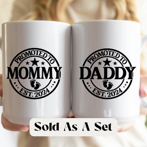 Juego de tazas Promoted To Mom and Dad, juego de tazas New Mom and Dad Est 2024, tazas con anuncio de embarazo, idea de regalo para nuevos padres, regalo para mamá y papá