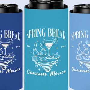 Puede incluir: Tres enfriadores de latas de bebidas en azul, turquesa y azul claro. Cada uno presenta el texto "SPRING BREAK" sobre un cóctel, bikini, conchas marinas y las palabras "Cancun Mexico".
