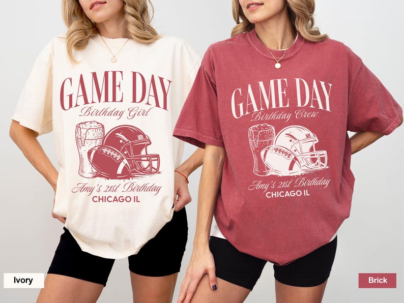 Op de afbeelding: Twee T-shirts met korte mouwen, &eacute;&eacute;n ivoorkleurig en &eacute;&eacute;n baksteenkleurig, met een voetbalthema. Het ontwerp bevat een voetbal, helm en bierpul, met de tekst "GAME DAY" en "Amy's 21st Birthday, Chicago IL."