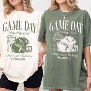 Op de afbeelding: Ivoor en mosgroene t-shirts met een voetbalthema. Elk shirt heeft de tekst "GAME DAY" boven een footballhelm, voetbal en bierpul-afbeelding. De tekst "Amy's 21st Birthday CHICAGO IL" staat ook op de shirts.