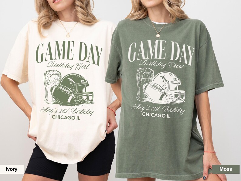 Op de afbeelding: Ivoor en mosgroene t-shirts met een voetbalthema. Elk shirt heeft de tekst "GAME DAY" boven een footballhelm, voetbal en bierpul-afbeelding. De tekst "Amy's 21st Birthday CHICAGO IL" staat ook op de shirts.