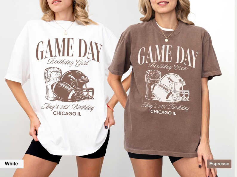 Op de afbeelding: Witte en bruine T-shirts met een voetbalthema. De shirts tonen de tekst "GAME DAY" en "Amy's 21st Birthday, CHICAGO IL." De afbeelding bevat een voetbal, een helm en een biertje.