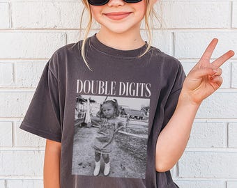 Dubbele cijfers 10e aangepaste foto verjaardagsshirt, tiende mijlpaal vieringscadeau, tien verjaardagsreis, Turning 10 feestoutfit, uniseks T-shirt