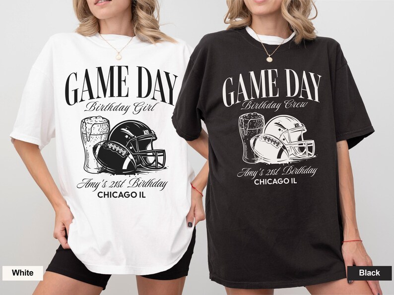 Op de afbeelding: Twee oversized T-shirts, &eacute;&eacute;n wit en &eacute;&eacute;n zwart, met een American football thema. Het witte shirt zegt "Game Day Birthday Girl", het zwarte shirt zegt "Game Day Birthday Crew". Beide hebben een football, helm en bier afbeelding, met "Amy's 21st Birthday".