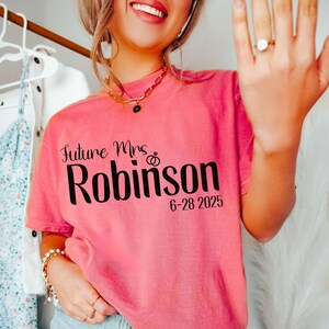 未来のミセスのカスタムTシャツ、花嫁になる人のためのパーソナライズされたTシャツ、結婚式の計画シャツ、カスタム花嫁ギフト、パーソナライズされた婚約ギフト、婚約者