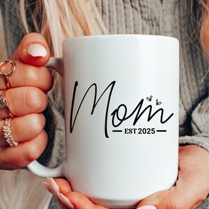 Mom Est 2025 Ceramic Mug, Gift for A New Mom, Mom To Be Mug, Gift for Expecting Mom, Baby Shower Gift, Personalized Mom Mug, Pregnancy Cup