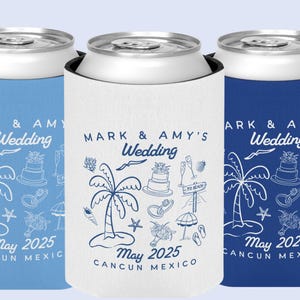 Op de afbeelding: Drie drankblikjeskoelers in lichtblauw, wit en marineblauw. Elke koeler heeft een huwelijksontwerp met palmbomen, taart en strandelementen. De tekst luidt "MARK & AMY'S Wedding, May 2025, Cancun Mexico."