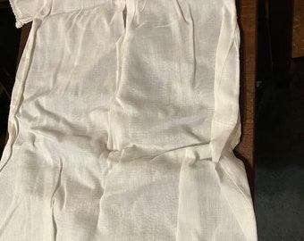 vêtements d'emmaillotage ou robes de baptême vintage pour bébé, deux pièces et un bonnet, vers les années 1940
