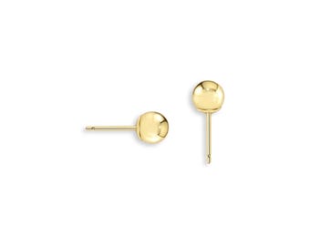 Può includere: Due orecchini a bottone color oro con un design sferico. Gli orecchini sono esposti su uno sfondo bianco. Gli orecchini hanno un perno e un design a sfera rotonda.
