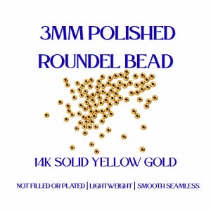 Op de afbeelding: Een verzameling van 3 mm gepolijste rondelkralen gemaakt van 14k massief geelgoud. De tekst luidt 3MM POLISHED ROUNDEL BEAD, 14K SOLID YELLOW GOLD, NOT FILLED OR PLATED | LIGHTWEIGHT | SMOOTH SEAMLESS. Deze kleine gouden kralen liggen verspreid.