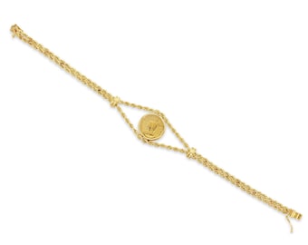 Puede incluir: Un brazalete de oro con un dije de moneda de oro. El brazalete está hecho de una cadena de cuerda trenzada.