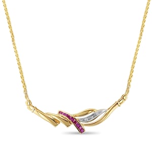 Puede incluir: Un collar de oro con un colgante que presenta una serie de formas abstractas y curvas. El colgante incorpora una fila de pequeñas piedras preciosas rojas y una sección con pequeñas piedras claras. La cadena del collar es de oro fino y texturizado.