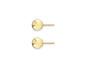 Può includere: Due orecchini a bottone color oro con un design sferico lucido. Gli orecchini sono presentati su uno sfondo bianco, evidenziando la loro forma semplice ed elegante. Questi orecchini sono un classico della gioielleria.
