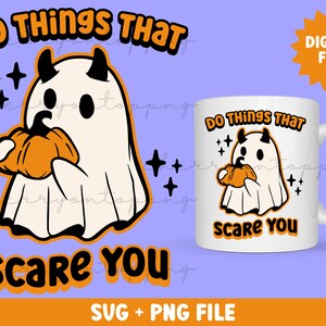 Könnte beinhalten: Ein weißer Geist, der einen orangefarbenen Kürbis hält, mit dem Text "Do things that scare you" in schwarzen Buchstaben. Das Bild ist auf einem violetten Hintergrund mit einer weißen Tasse mit dem gleichen Design.