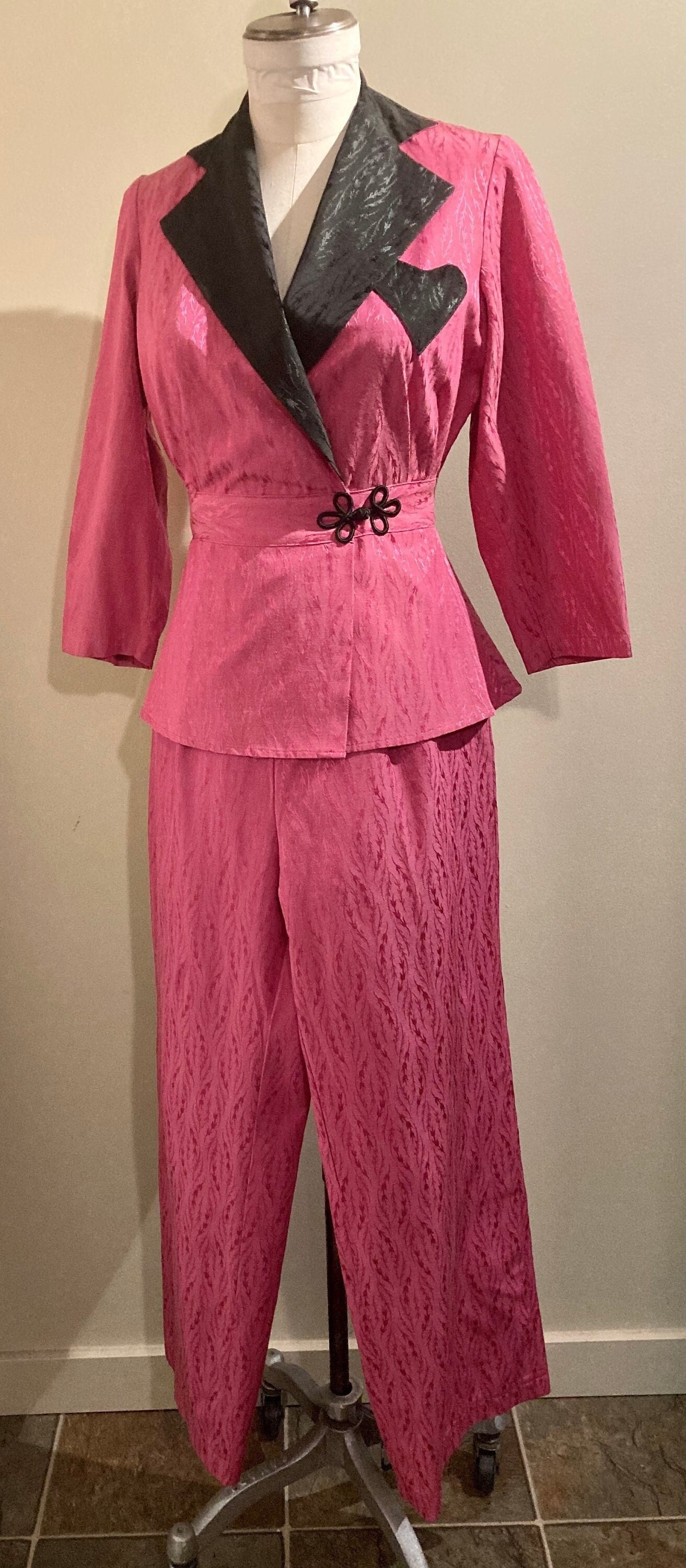 Real Vintage Search Engine Vintage Fuchsia Hot Pink Two Piece Hostess Pyjama Set Damask Heart Pocket Jacket Trousers Pants Suit Small 1940S Prominent Garment Montreal $213.18 AT vintagedancer.com