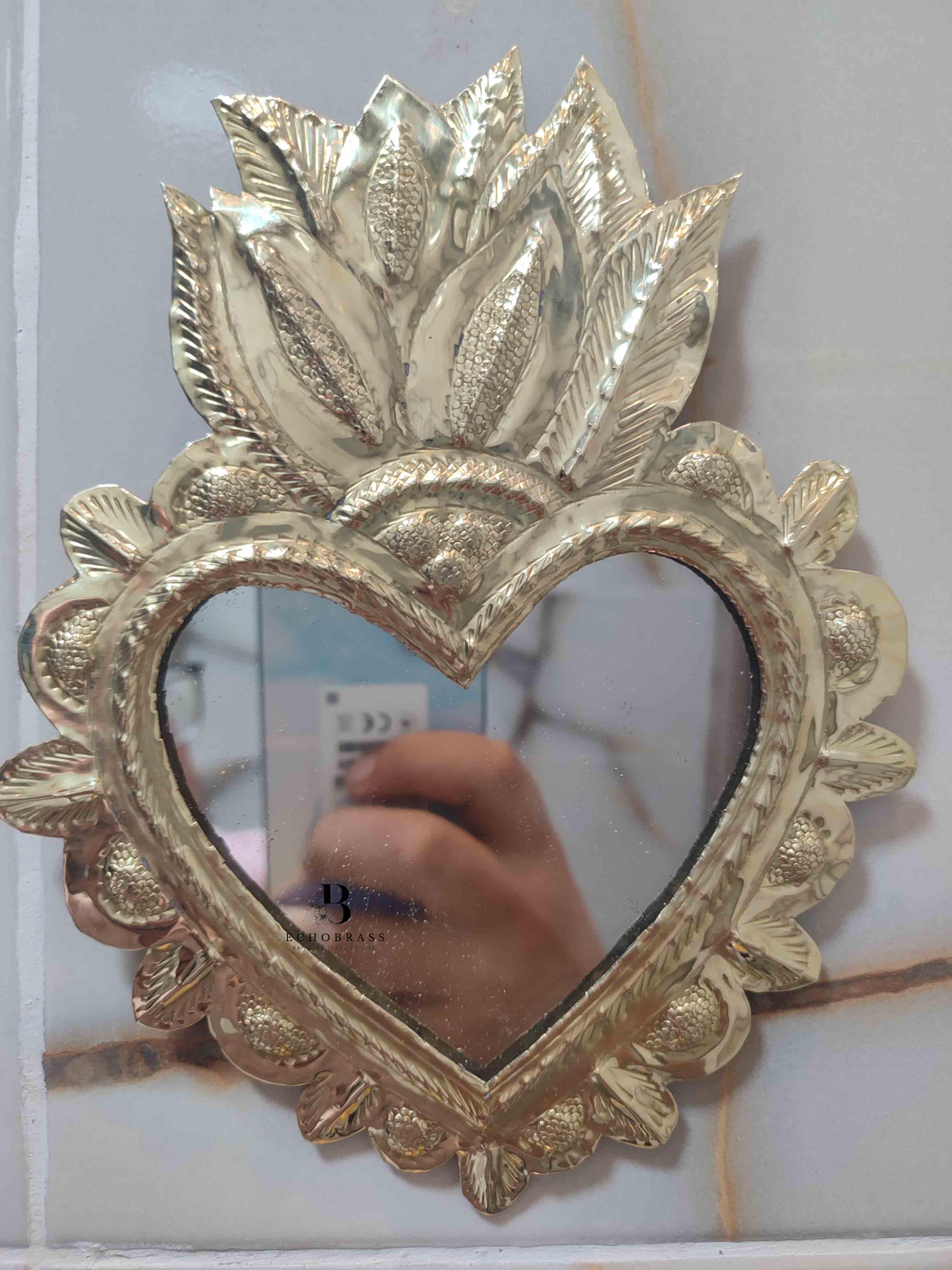 真鍮ハート型壁掛け鏡 ハート型真鍮製ウォールミラー - 職人技が光る黄銅製小型ヴィンテージ