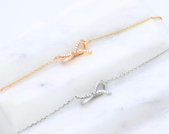 Collar de lazo delicado, regalo para dama de honor, regalo para novia, lazo moderno, regalo para mejor amiga, collar de lazo dorado, joyería de estilo coqueto.