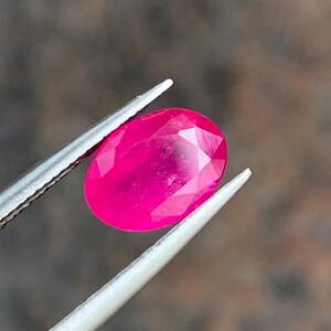 Natürlicher Rubin Edelstein: 1.52 Karat Oval geschliffener Ringstein