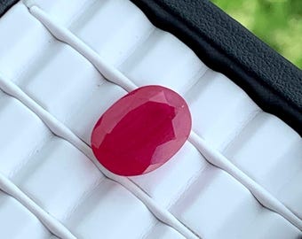 Pierre précieuse rubis africain de taille ovale : 9,62 carats de rubis naturel