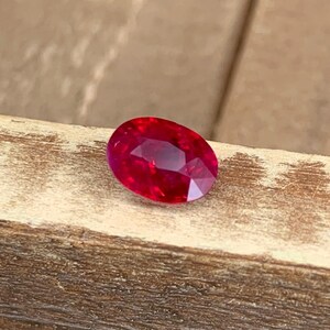 Rubino naturale da 1,37 carati, taglio ovale, pietra preziosa sciolta, rubino rosso sangue di piccione non trattato proveniente dall'Afghanistan per anello di fidanzamento, autentica pietra portafortuna di luglio.