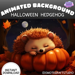 Puede incluir: Un lindo erizo de dibujos animados durmiendo dentro de una gran calabaza naranja. El erizo tiene ojos marrones y una nariz rosada. El fondo es un bosque oscuro con luna llena y hojas que caen.