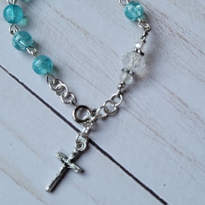 Pulsera de rosario de comunión azul, pulsera de cuentas con encanto cruzado
