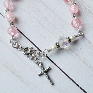 Pulsera de rosario de comunión rosa, pulsera de cuentas con encanto cruzado