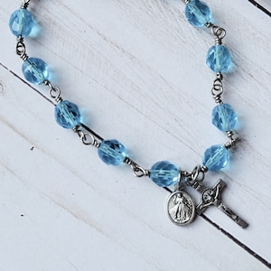 Pulsera de rosario azul, pulsera de cuentas con encanto cruzado