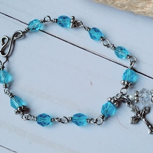 Pulsera de rosario de comunión azul, pulsera de cuentas con encanto cruzado