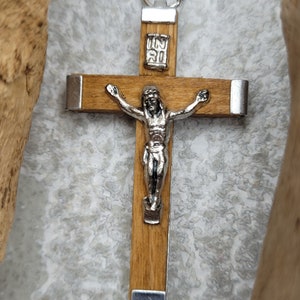 Kruzifix aus Holz und Silber