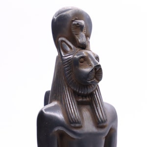 Statua della dea egizia Sekhmet, faraonico Egitto, pietra nera antica fatta a mano