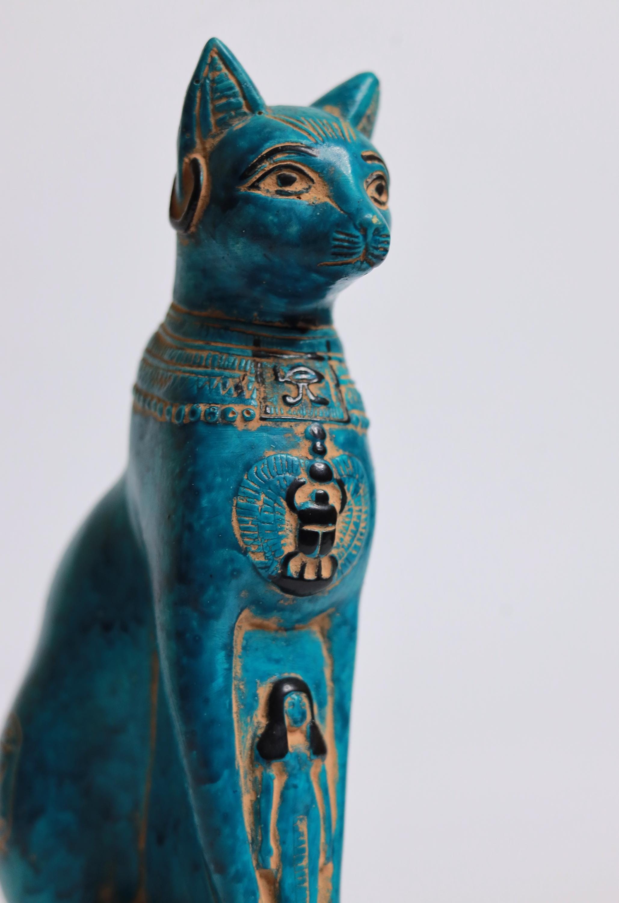 複製彫刻 ネックレスをしたバステト女神 猫 樹脂製 置物 美品 正規品 中サイズ バステト猫姿像 黒・白 置物レプリカ像【宅急便のみ