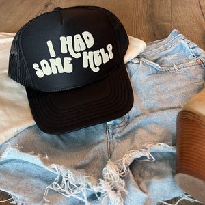 Ich hatte einige Hilfe Country Konzert Trucker Hut, Cowboy Hut, Country Cowboy Hut, Country Musik Outfit, Morgan Wallen Hut, Frauen Fernlastwagenhut