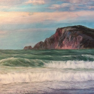 Puede incluir: Pintura al óleo de un paisaje costero con un acantilado y olas del océano. El cielo transita del azul claro al rosa, con el acantilado mostrando tonos de rojo y marrón. Las olas son una mezcla de verde y blanco.