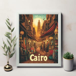 Vibrante escena del mercado de El Cairo: un animado ambiente callejero con puestos coloridos y un icónico minarete al atardecer.