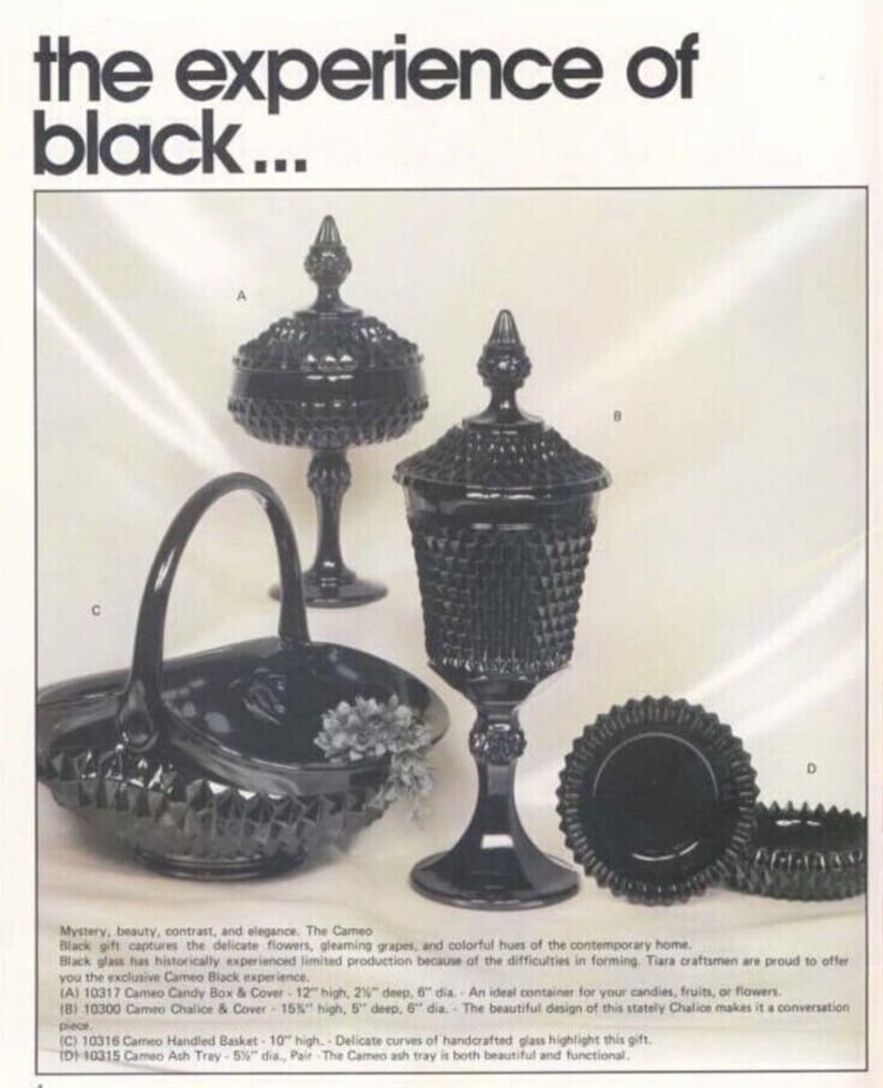 K&ouml;nnte beinhalten: Ein Set aus vier schwarzen Glasst&uuml;cken: eine Bonbonbox mit Deckel, ein Kelch mit Deckel, ein Korb mit Henkel und eine kleine Schale. Alle St&uuml;cke sind mit einem Diamantenmuster verziert. Der Text "The Cameo" ist im Bild zu sehen.