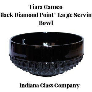 K&ouml;nnte beinhalten: Eine gro&szlig;e schwarze Glassch&uuml;ssel mit einem rautenf&ouml;rmigen Muster. Die Sch&uuml;ssel ist mit "Tiara Cameo "Black Diamond Point" Large Serving Bowl" und "Indiana Glass Company" beschriftet.