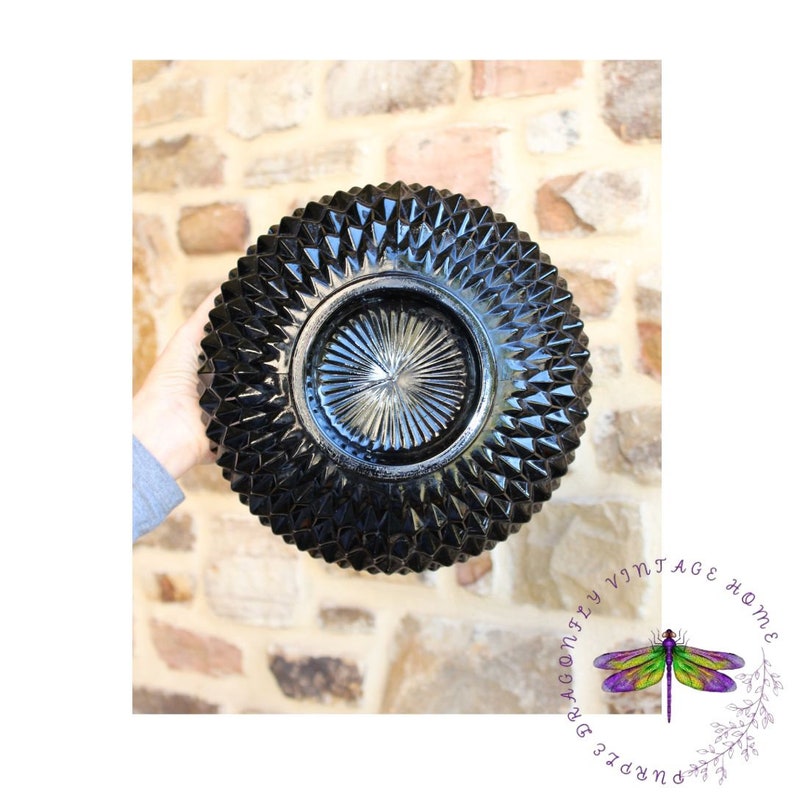 K&ouml;nnte beinhalten: Schwarze Glassch&uuml;ssel mit Diamantenmuster. Die Sch&uuml;ssel ist umgedreht und zeigt die Innenseite der Sch&uuml;ssel.