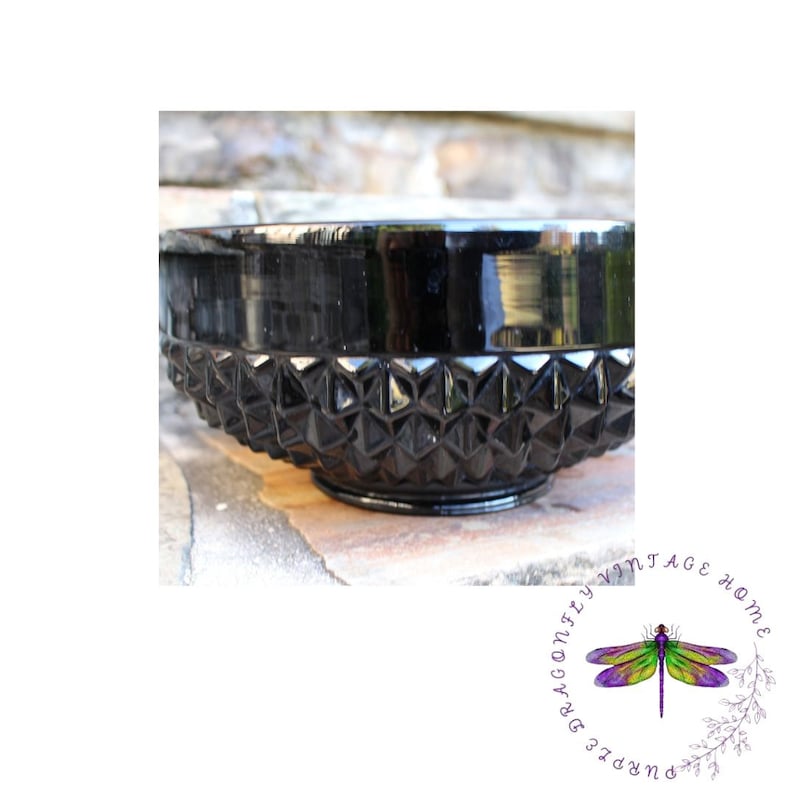 K&ouml;nnte beinhalten: Eine schwarze Glassch&uuml;ssel mit einem Diamantenmuster. Die Sch&uuml;ssel steht auf einer Steinoberfl&auml;che.