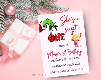 Pode incluir: Um convite de aniversário com tema natalino com um design inspirado no Grinch. O convite apresenta uma mão verde do Grinch segurando um enfeite vermelho com o número "1" nele. O texto "She's a sweet one" está escrito em vermelho. O convite também apresenta uma imagem de desenho animado de Cindy Lou Who do filme "O Grinch". O texto "Join us for Mary's 1st Birthday" está escrito em vermelho. O convite inclui a data, a hora e o local da festa. O texto "RSVP to Catia at 123.456.789" está escrito em preto.