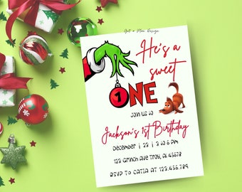 Pode incluir: Um convite de aniversário com tema Grinch. O convite apresenta o texto "He's a sweet ONE" com uma mão do Grinch segurando um enfeite. O convite também inclui o texto "Jackson's 1st Birthday" e os detalhes do evento.