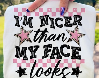 Soy más agradable PNG Sarcástico Divertido Dicho Png Retro A cuadros De moda Mujeres Sarcasmo Nervioso Png Descarado Png Gracioso Mamá Actitud Png ORIGINAL