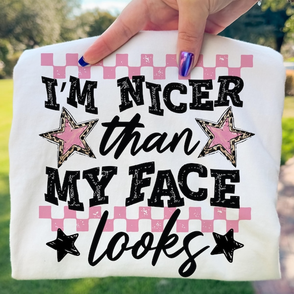 Soy más agradable PNG Sarcástico Divertido Dicho Png Retro A cuadros De moda Mujeres Sarcasmo Nervioso Png Descarado Png Gracioso Mamá Actitud Png ORIGINAL