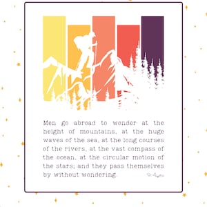 Può includere: Una silhouette di un escursionista con uno zaino in piedi sulla cima di una montagna con un bosco sullo sfondo. L'immagine è in stile retrò con un gradiente di colori giallo, arancione, rosso e viola. La citazione "Gli uomini vanno all'estero per meravigliarsi dell'altezza delle montagne, delle enormi onde del mare, dei lunghi corsi dei fiumi, della vasta distesa dell'oceano, del movimento circolare delle stelle; e passano senza meravigliarsi." è scritta sotto l'immagine. La citazione è attribuita a Sant'Agostino.