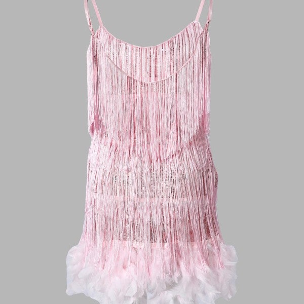 Robe rose pailletée à franges et plumes