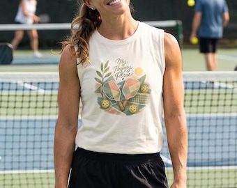 Camiseta de pickleball My Happy Place con estampado pastel artístico.