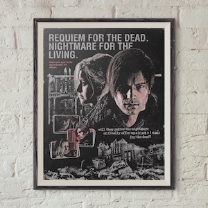 Könnte beinhalten: Gerahmtes Filmplakat mit dunkler, verwitterter Ästhetik. Das Poster zeigt zwei Personen, eine Frau und ein Mann, mit dem Text "REQUIEM FOR THE DEAD. NIGHTMARE FOR THE LIVING." und anderem Text. Der Hintergrund ist eine dunkle, urbane Szene.